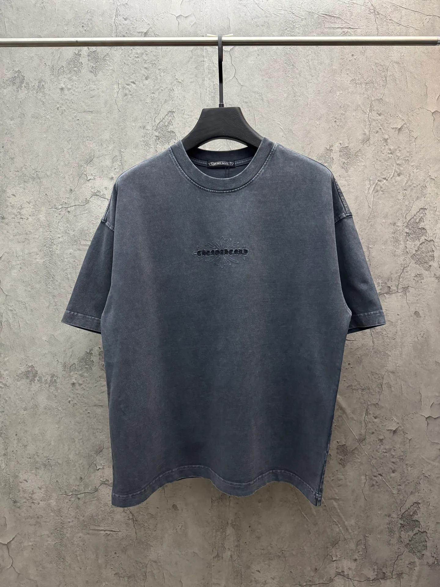 P230 top version, real shot without P, ​​different from market currency) 𝗖𝗵𝗿𝗼𝗺𝗲 𝗛𝗲𝗮𝗿𝘁𝘀/Cro Heart 2026 Spring New Original Single Counter American Washed 3D Three-dimensional Embroidered Couple Short Sleeves 👑The highest version! Customized fabric 320 grams, washed and fried. Best-selling model at the counter. Very comfortable to wear. Accessories: Original molded and authenticated collar label➕100% silk wash label. Genuine purchase-grade original hangtag➕matching hanging rope➕3D hanging beads➕original packaging bag. Craftsmanship: The original version has consistent wiring! The highest version of the armhole matching technique! Color: Gray Size: S M L XL Style No.: 6605